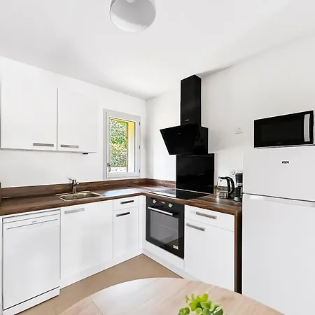 Appartement T2 Moderne Avec Balcon Et Stationnement Gratuit *